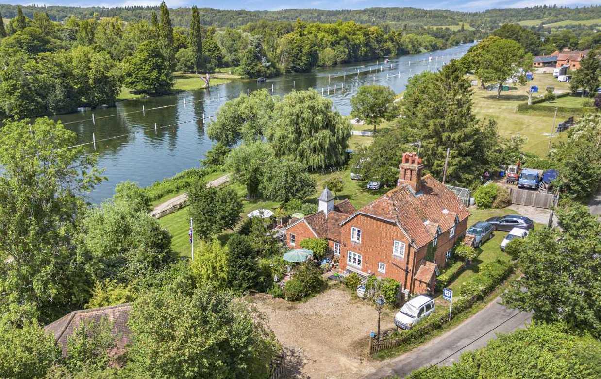 5 bed property in Remenham Lane, Henley-On-Thames
